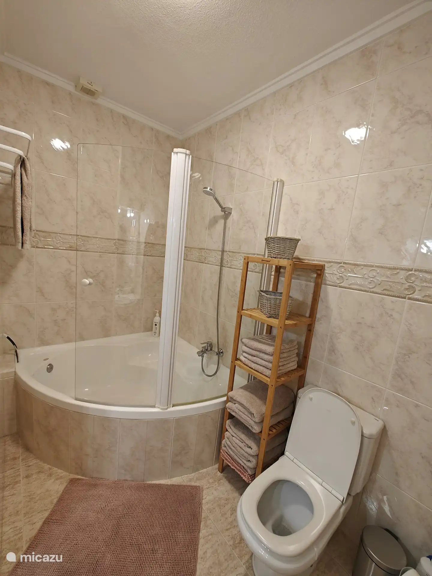 Dans la salle de bains de la Casa Miramar, une baignoire et une douche spacieuses attendent les voyageurs fatigués, tandis que des équipements tels qu'un sèche-cheveux et des draps de bain moelleux offrent du luxe. Ici, chaque douche devient un rituel rafraîchissant.