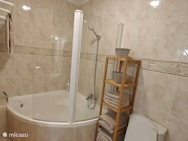 Casa Miramar en España, Costa Blanca, Ciudad Quesada - casa vacacional En el baño de Casa Miramar, una amplia bañera y ducha esperan a los viajeros cansados, mientras que comodidades como un secador de pelo y ropa de baño suave brindan lujo. Aquí cada ducha se convierte en un ritual refrescante.