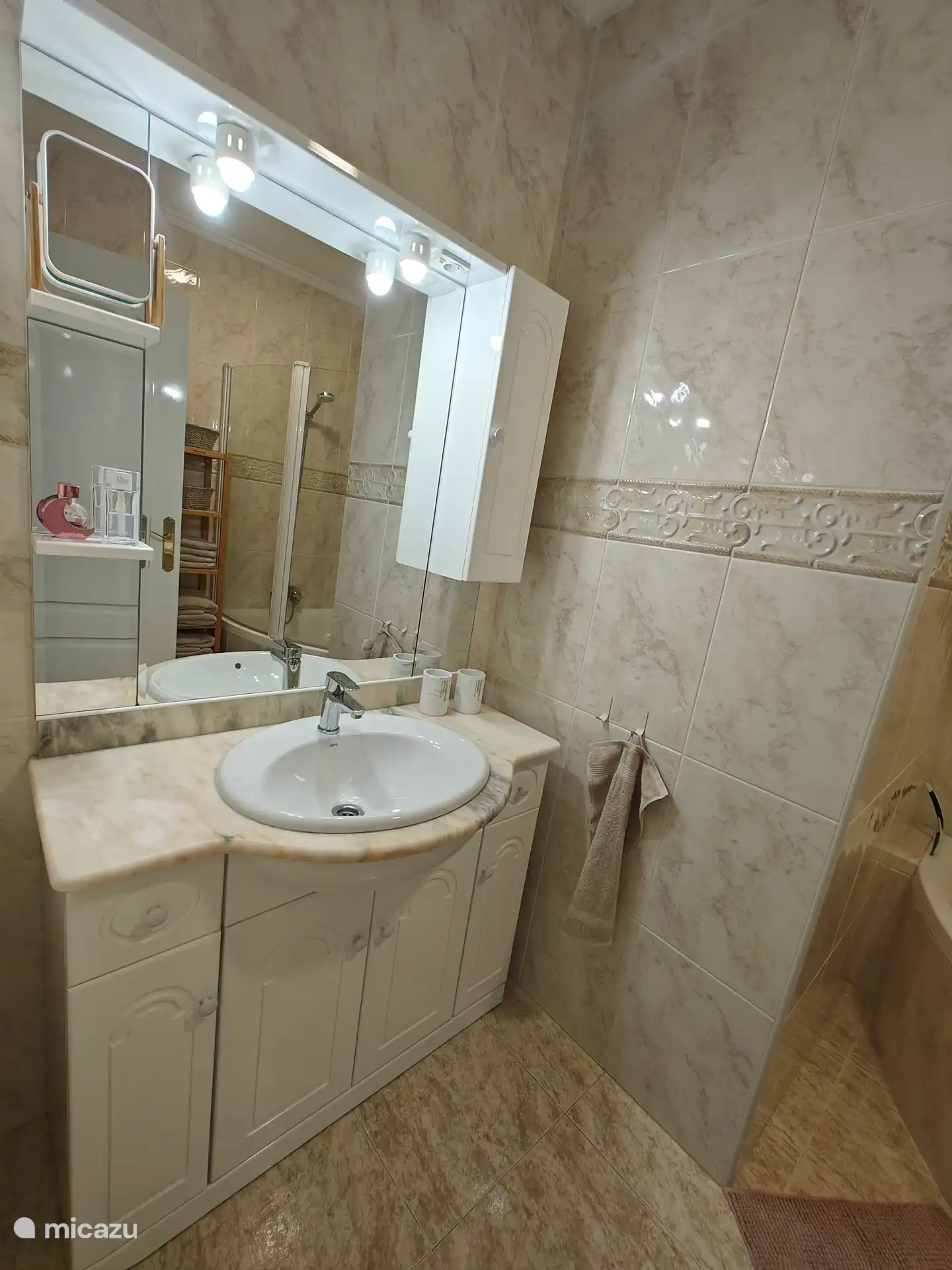 Dans la salle de bains de la Casa Miramar, une baignoire et une douche spacieuses attendent les voyageurs fatigués, tandis que des équipements tels qu'un sèche-cheveux et des draps de bain moelleux offrent du luxe. Ici, chaque douche devient un rituel rafraîchissant.