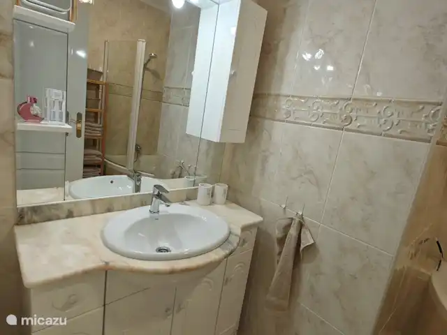Casa Miramar en España, Costa Blanca, Ciudad Quesada - casa vacacional En el baño de Casa Miramar, una amplia bañera y ducha esperan a los viajeros cansados, mientras que comodidades como un secador de pelo y ropa de baño suave brindan lujo. Aquí cada ducha se convierte en un ritual refrescante.