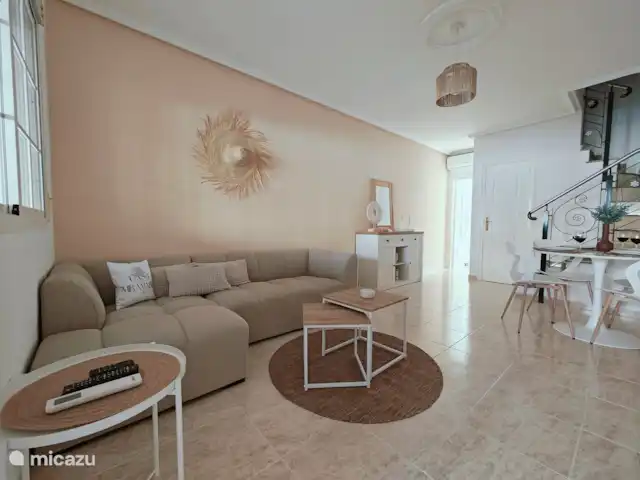 Casa Miramar en España, Costa Blanca, Ciudad Quesada - casa vacacional En el salón y comedor de Casa Miramar encontrará todo para una estancia relajante. Un televisor inteligente, juegos de mesa y libros de lectura están listos para el entretenimiento. Aquí podrá disfrutar de la convivencia y la relajación, ya sea viendo una película, jugando o leyendo un buen libro.