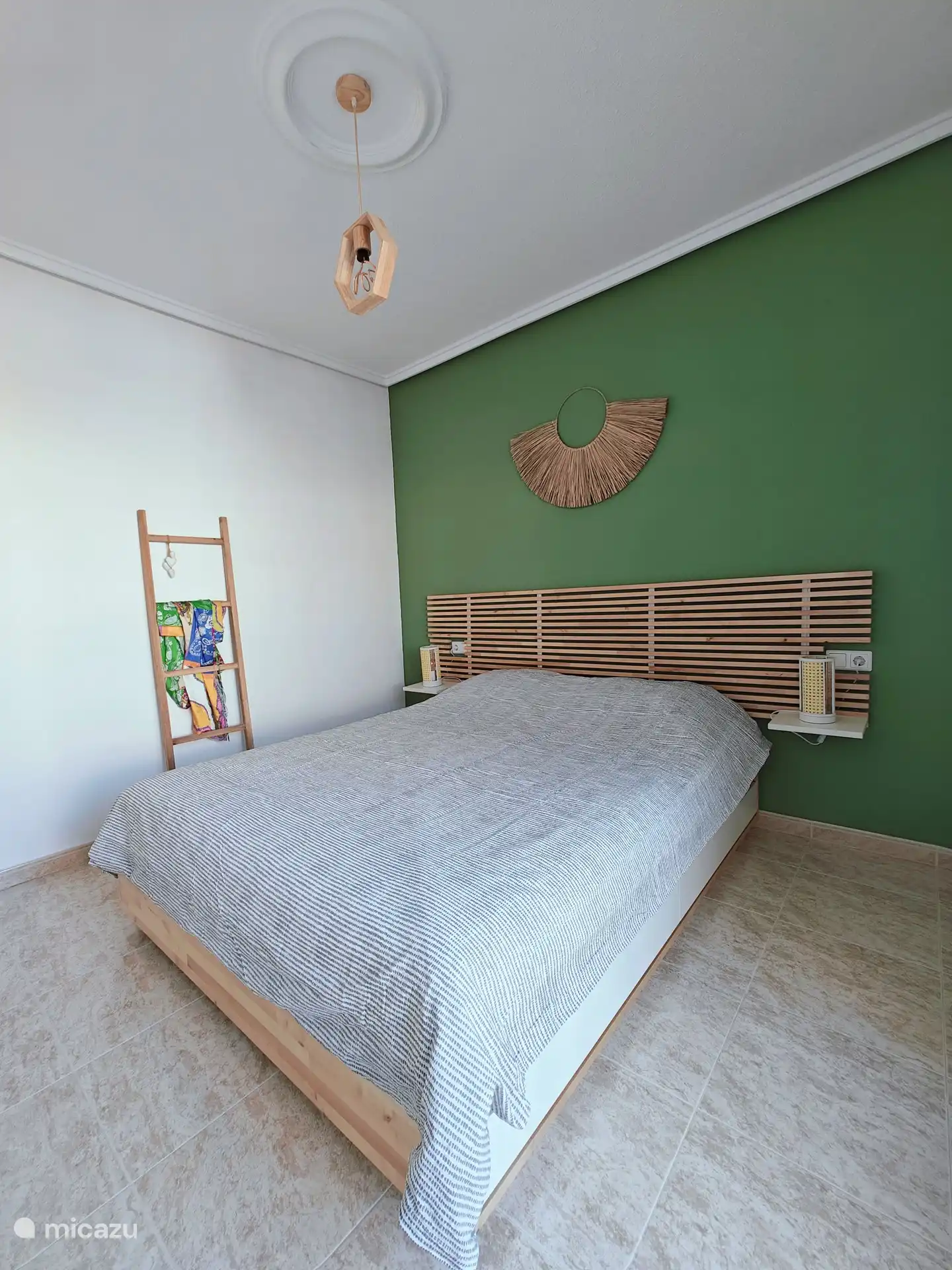 Dans la « Chambre Verte » de la Casa Miramar, un lit double confortable occupe le devant de la scène, entouré de grandes armoires encastrées. Un balcon privé constitue un refuge tranquille, où les clients peuvent profiter des sons sereins des environs et commencer la journée avec une brise rafraîchissante.