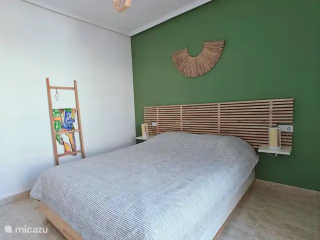 Casa Miramar en España, Costa Blanca, Ciudad Quesada - casa vacacional En la “Habitación Verde” de Casa Miramar, una cómoda cama de matrimonio cobra protagonismo, rodeada de grandes armarios empotrados. Un balcón privado ofrece un refugio tranquilo, donde los huéspedes pueden disfrutar de los serenos sonidos del entorno y comenzar el día con una brisa refrescante.