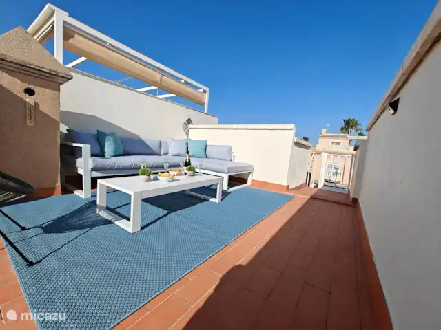 Casa Miramar en España, Costa Blanca, Ciudad Quesada - casa vacacional Un entorno paradisíaco le espera en la azotea de Casa Miramar con un juego de salón y tumbonas, perfecto para relajarse. La impresionante vista del lago salado de La Mata invita a pasar momentos de ensueño y disfrutar del sol.