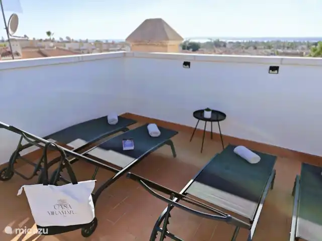 Casa Miramar en España, Costa Blanca, Ciudad Quesada - casa vacacional Un entorno paradisíaco le espera en la azotea de Casa Miramar con un salón y tumbonas, perfecto para relajarse. La impresionante vista del lago salado de La Mata invita a pasar momentos de ensueño y disfrutar del sol.