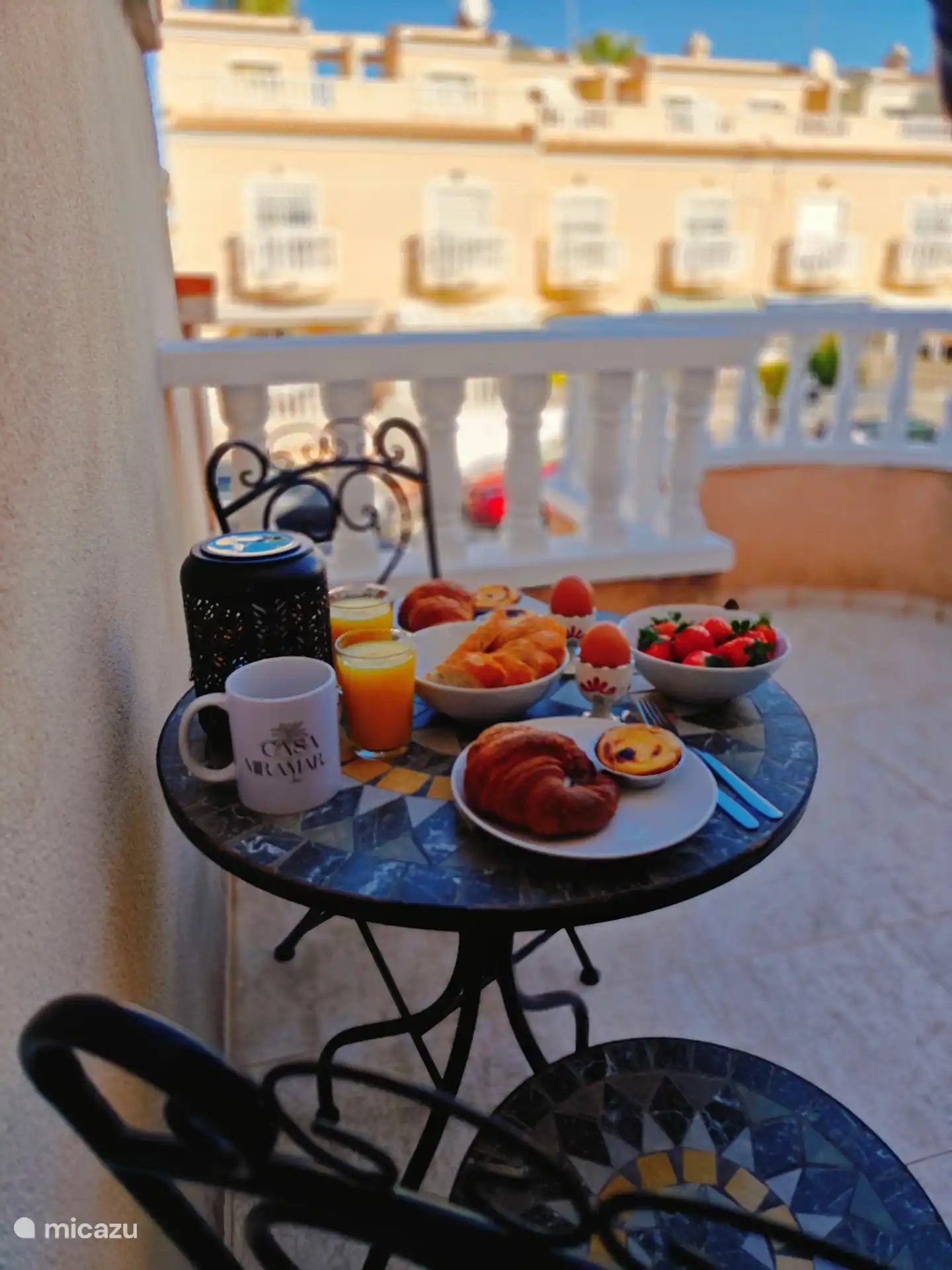 Sur le balcon de la Casa Miramar, havre de paix et de réflexion, une charmante table et des chaises offrent un lieu invitant pour commencer la journée. Vous pourrez savourer une tasse de café apaisante au lever du soleil, tout en vous plongeant dans l'atmosphère sereine des environs.