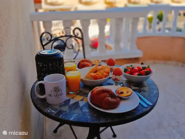 Casa Miramar en España, Costa Blanca, Ciudad Quesada - casa vacacional En el balcón de Casa Miramar, un remanso de paz y reflexión, una encantadora mesa y sillas brindan un lugar acogedor para comenzar el día. Los huéspedes pueden disfrutar de una relajante taza de café al amanecer, mientras se sumergen en la atmósfera serena del entorno.