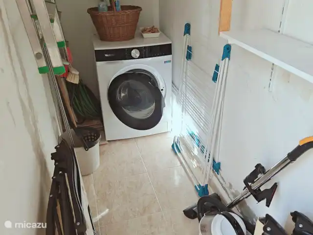 Casa Miramar en España, Costa Blanca, Ciudad Quesada - casa vacacional El trastero de Casa Miramar está equipado con lavadora, tendedero y aspiradora para mayor comodidad. Sillas de playa plegables y una nevera completan las salidas a la playa, mientras que los juguetes acuáticos proporcionan diversión en el agua.