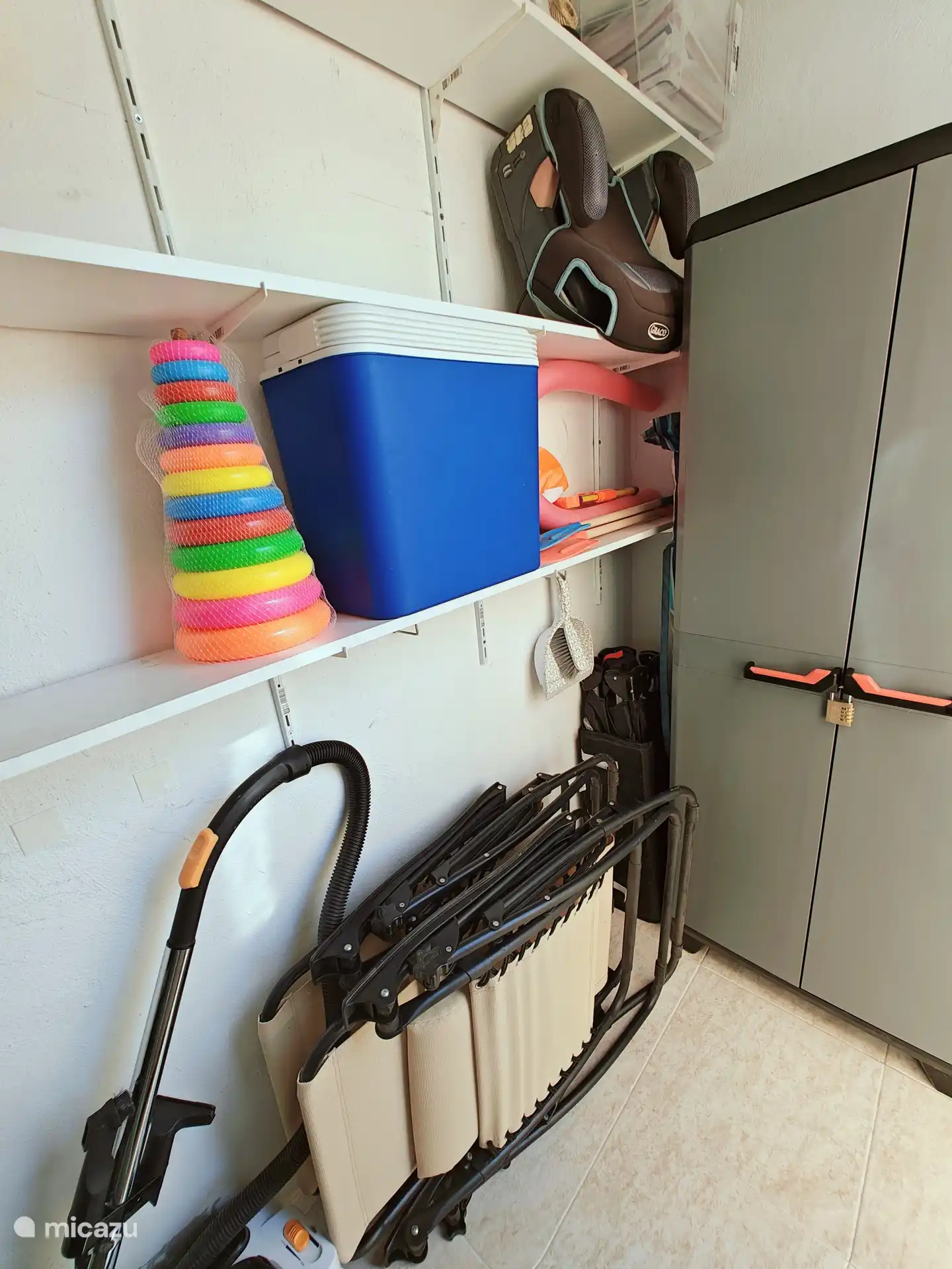 Le débarras de la Casa Miramar est équipé d'un lave-linge, d'un étendoir et d'un aspirateur pour plus de commodité. Des chaises de plage pliantes et un réfrigérateur complètent les sorties à la plage, tandis que les jouets aquatiques permettent de s'amuser dans l'eau.