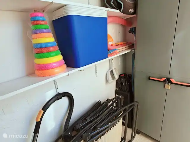 Casa Miramar en España, Costa Blanca, Ciudad Quesada - casa vacacional El trastero de Casa Miramar está equipado con lavadora, tendedero y aspiradora para mayor comodidad. Sillas de playa plegables y una nevera completan las salidas a la playa, mientras que los juguetes acuáticos proporcionan diversión en el agua.