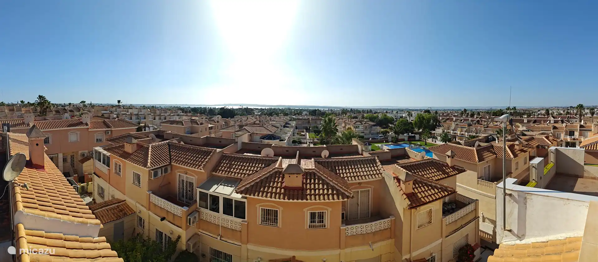Un cadre paradisiaque vous attend sur le toit terrasse de la Casa Miramar avec un salon et des transats, parfaits pour se détendre. La vue imprenable sur le lac salé de La Mata vous invite à des moments de rêve et de plaisir ensoleillés.