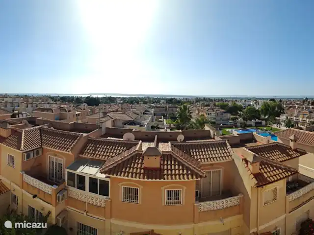 Casa Miramar en España, Costa Blanca, Ciudad Quesada - casa vacacional Un entorno paradisíaco le espera en la azotea de Casa Miramar con un juego de salón y tumbonas, perfecto para relajarse. La impresionante vista del lago salado de La Mata invita a pasar momentos de ensueño y disfrutar del sol.