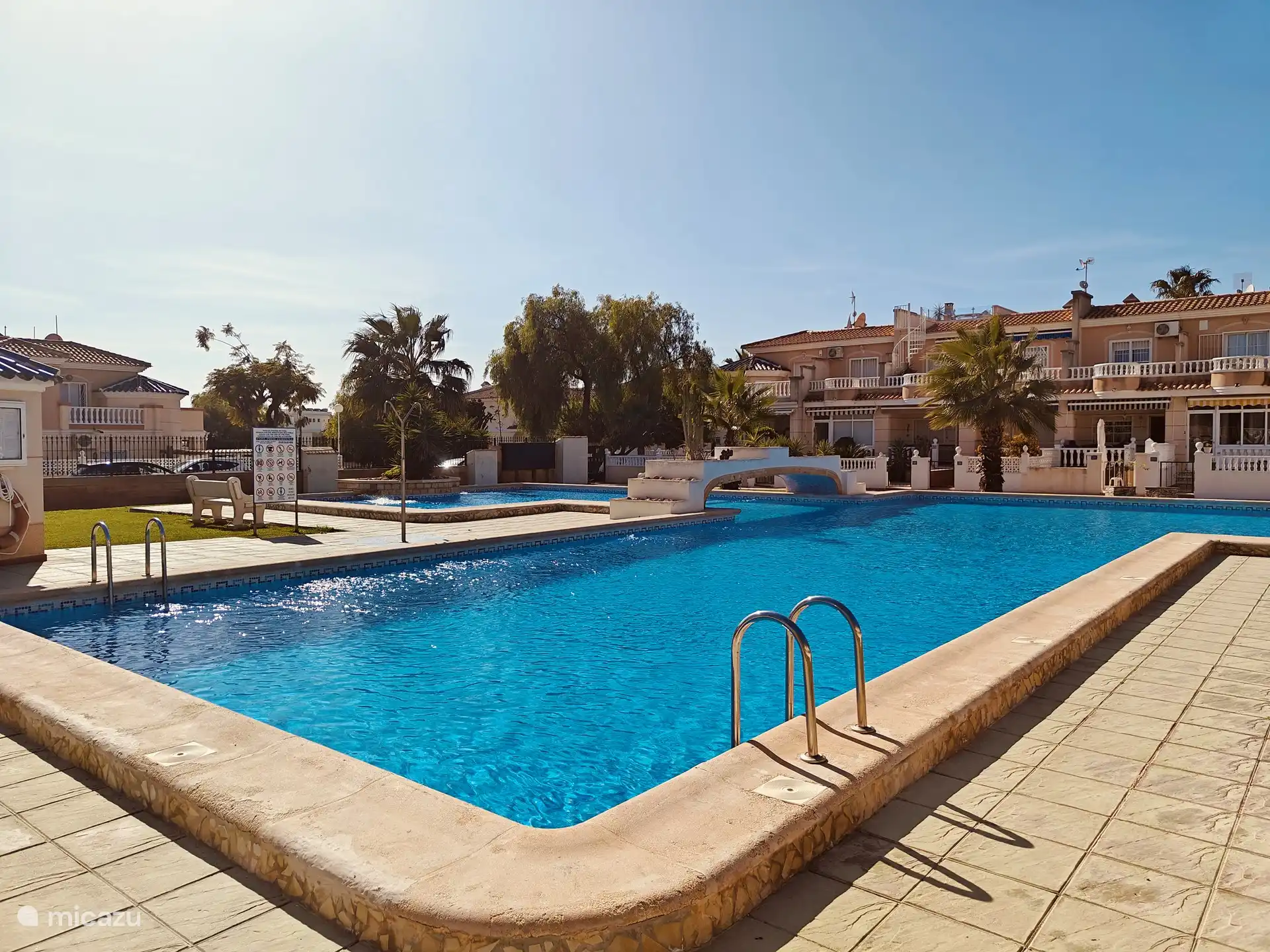 La zone peu profonde de 10 mètres sur 10 est un terrain de jeu animé pour les enfants, tandis que la zone profonde de 10 mètres sur 20 offre une oasis de paix aux nageurs. Entourée de palmiers et de chaises longues, cette piscine est le cœur de la détente et de la convivialité.