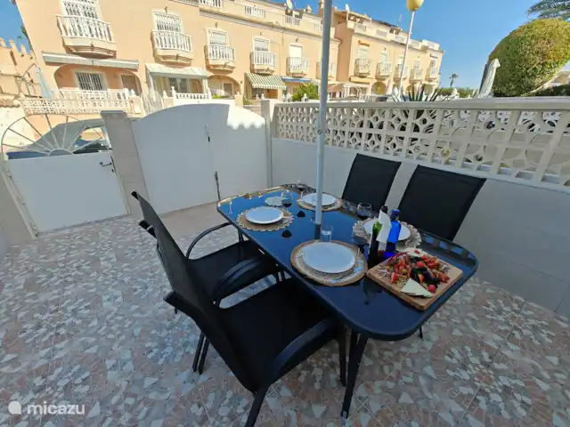Casa Miramar en España, Costa Blanca, Ciudad Quesada - casa vacacional En la terraza de Casa Miramar podrá disfrutar de especialidades locales preparadas con ingredientes frescos de los mercados locales. Ya sea que desayunes, almuerces o cenes, aquí vivirás una experiencia culinaria inolvidable.