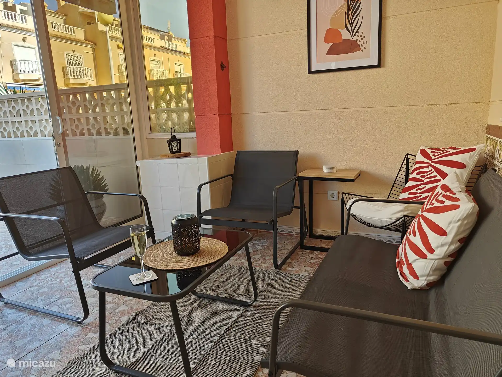 Dans la véranda de la Casa Miramar, vous pourrez vous détendre avec style sur un salon confortable, tandis qu'une brise rafraîchissante provenant du ventilateur de plafond crée une atmosphère agréable. Ici, vous pourrez profiter de la paix et du confort, entourés par l’ambiance sereine de la région. Avec un équilibre parfait entre confort et électricité