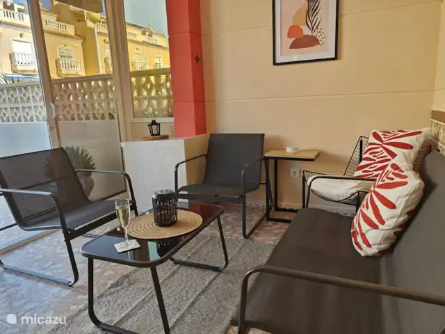 Casa Miramar en España, Costa Blanca, Ciudad Quesada - casa vacacional En la terraza de Casa Miramar podrá relajarse con estilo en un cómodo juego de salón, mientras la brisa refrescante del ventilador de techo crea un ambiente agradable. Aquí podrá disfrutar de paz y comodidad, rodeado del ambiente sereno de la zona. Con un equilibrio perfecto entre confort y electricidad.