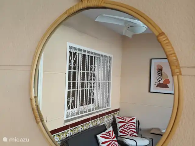 Casa Miramar en España, Costa Blanca, Ciudad Quesada - casa vacacional En la terraza de Casa Miramar podrá relajarse con estilo en un cómodo juego de salón, mientras la brisa refrescante del ventilador de techo crea un ambiente agradable. Aquí podrá disfrutar de paz y comodidad, rodeado del ambiente sereno de la zona. Con un equilibrio perfecto entre confort y electricidad.