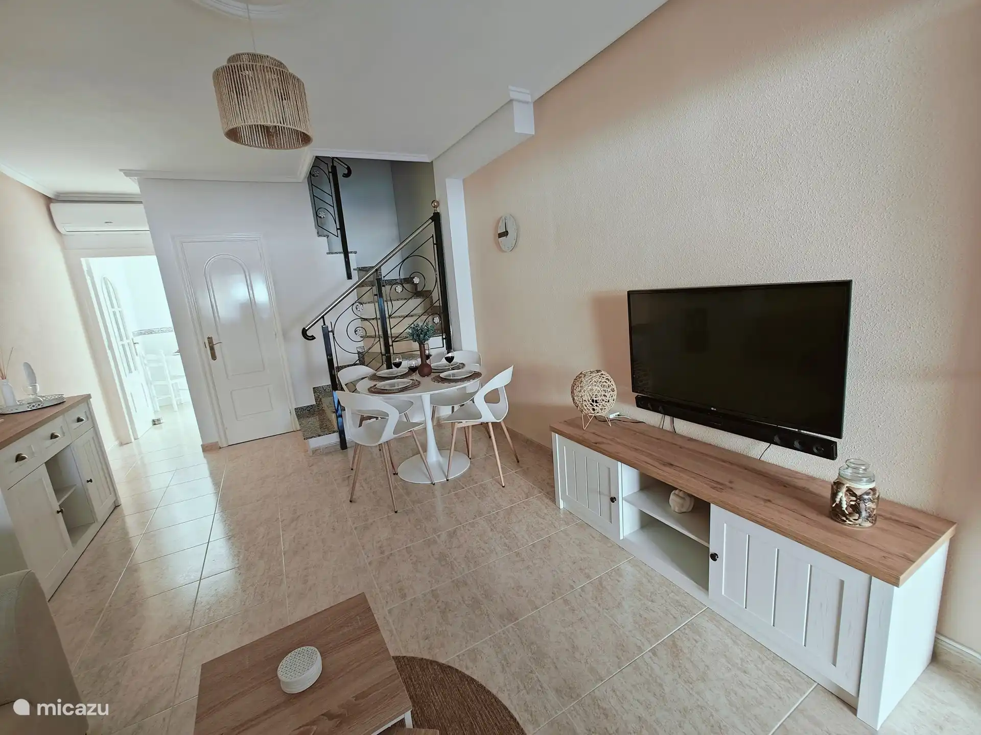 Dans le salon et la salle à manger de la Casa Miramar, vous trouverez tout pour un séjour relaxant. Une télévision intelligente, des jeux de société et des livres de lecture sont prêts pour le divertissement. Ici, vous pourrez profiter de la convivialité et de la détente, que vous regardiez un film, jouiez à un jeu ou lisiez un bon livre.