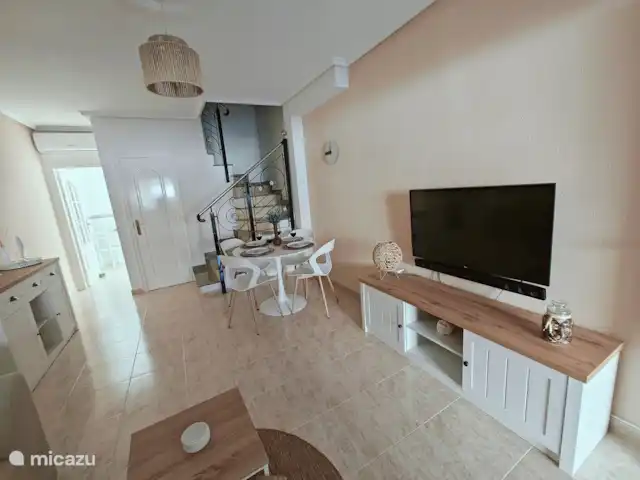 Casa Miramar en España, Costa Blanca, Ciudad Quesada - casa vacacional En el salón y comedor de Casa Miramar encontrará todo para una estancia relajante. Un televisor inteligente, juegos de mesa y libros de lectura están listos para el entretenimiento. Aquí podrá disfrutar de la convivencia y la relajación, ya sea viendo una película, jugando o leyendo un buen libro.
