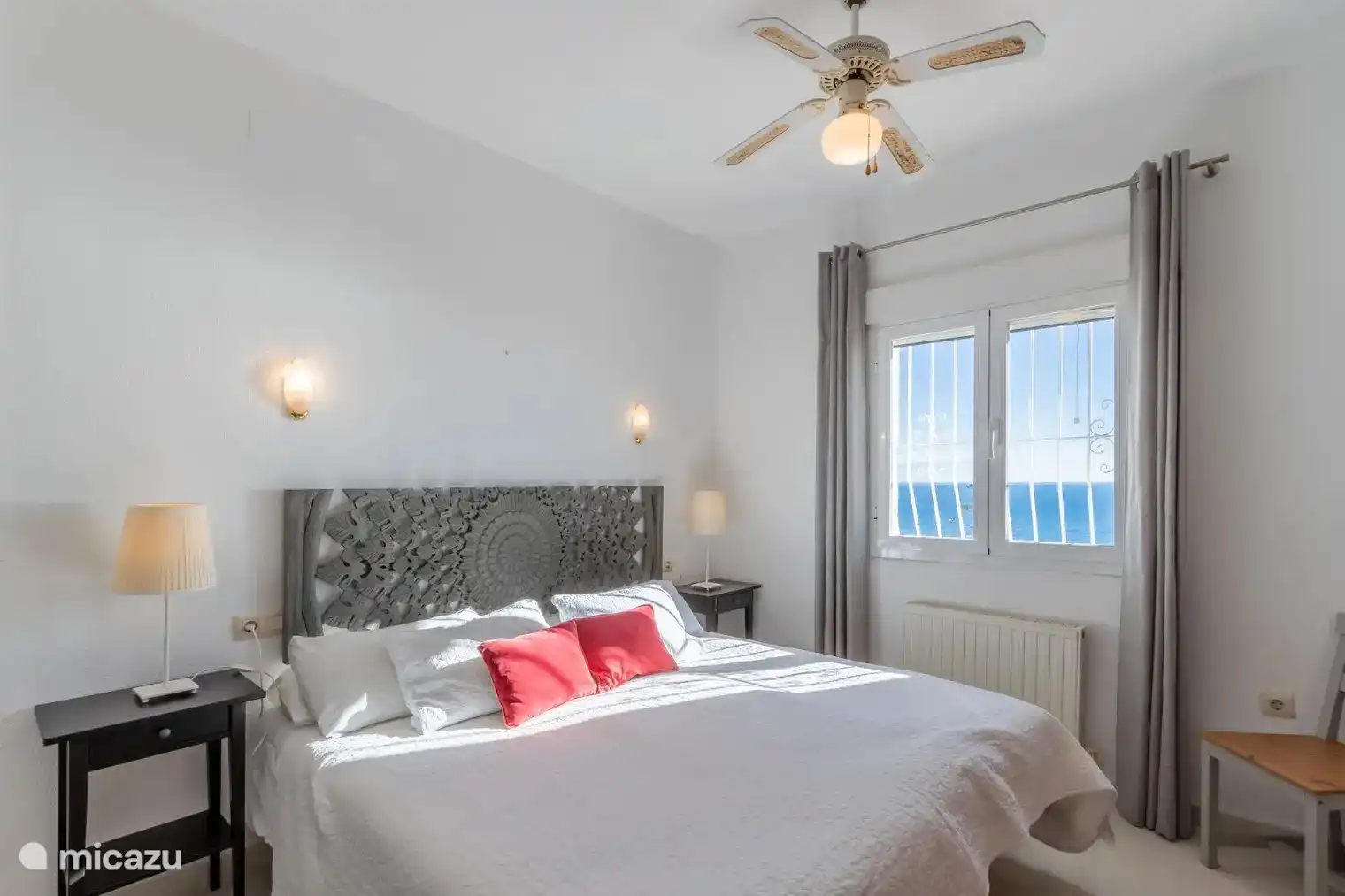 Oberes Schlafzimmer mit Kingsize-Bett