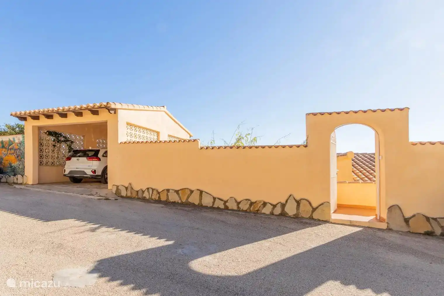 offener überdachter Parkplatz