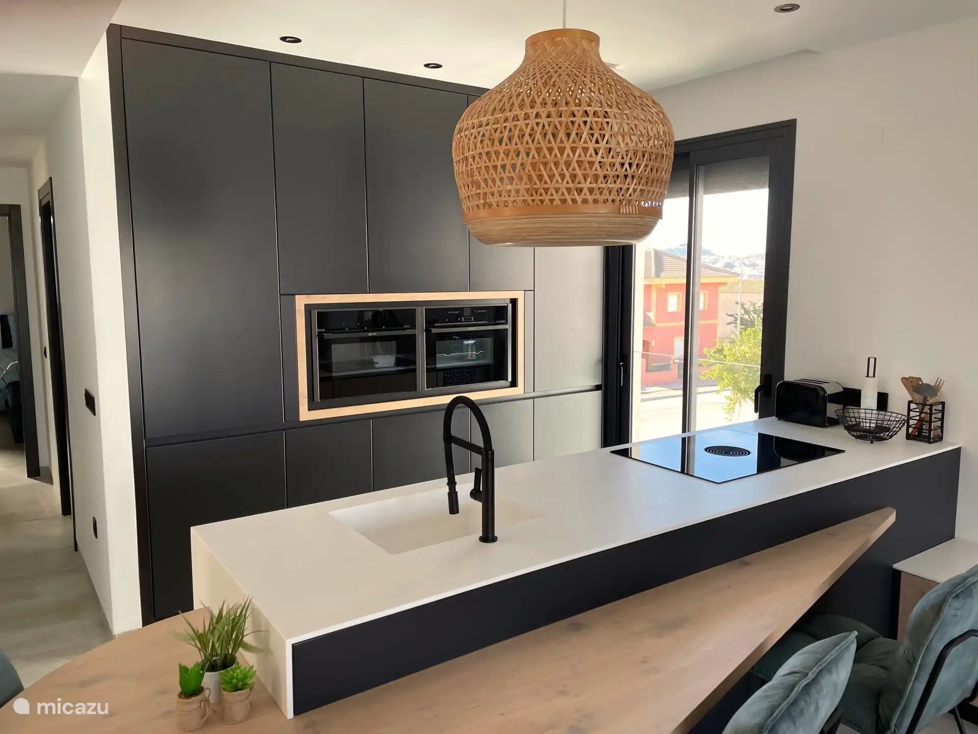 Cocina de lujo con iluminación LED, lavavajillas, horno, microondas, Nespresso, frigorífico y congelador.