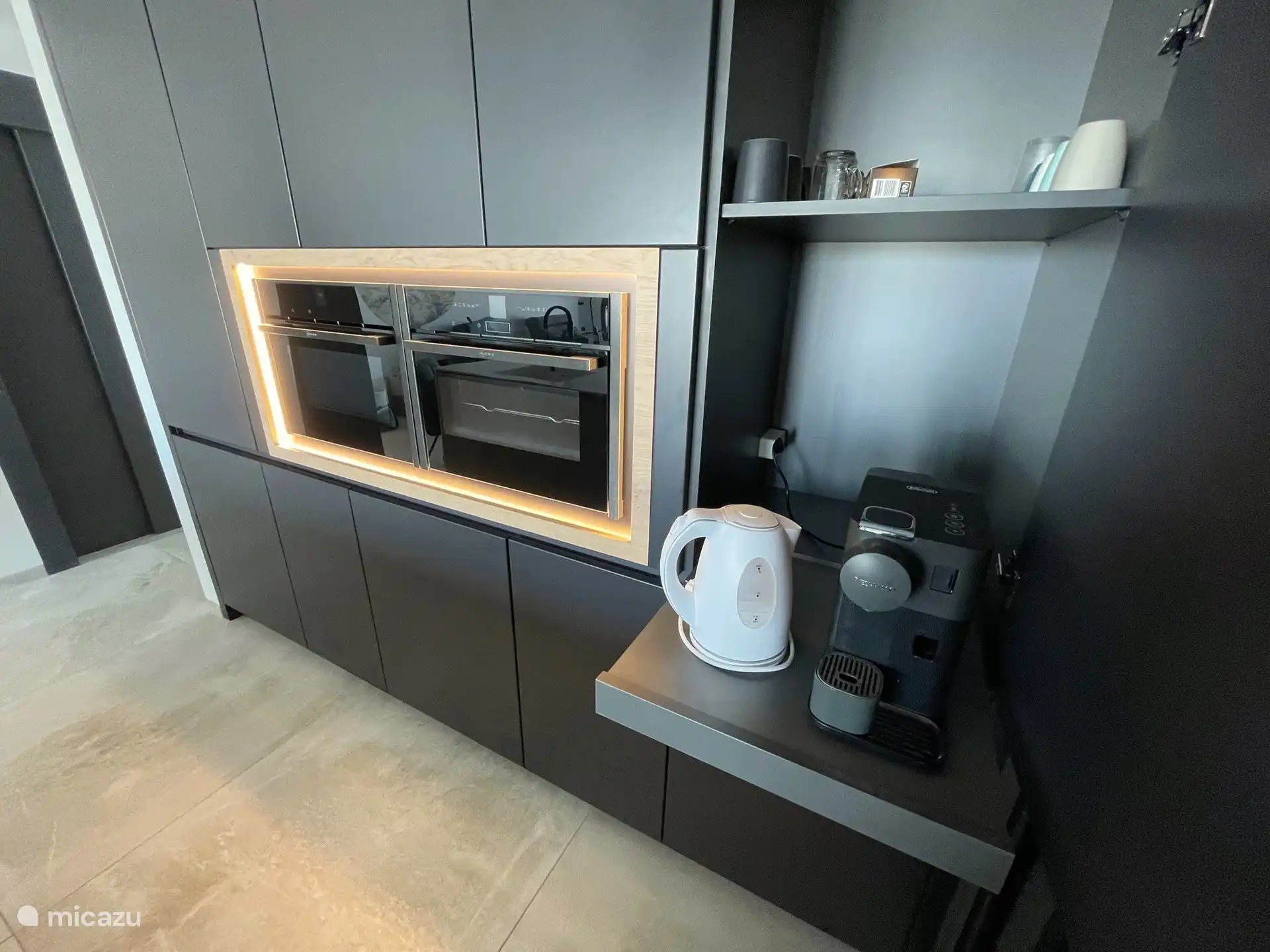 Cafetera Nespresso y hervidor de agua.