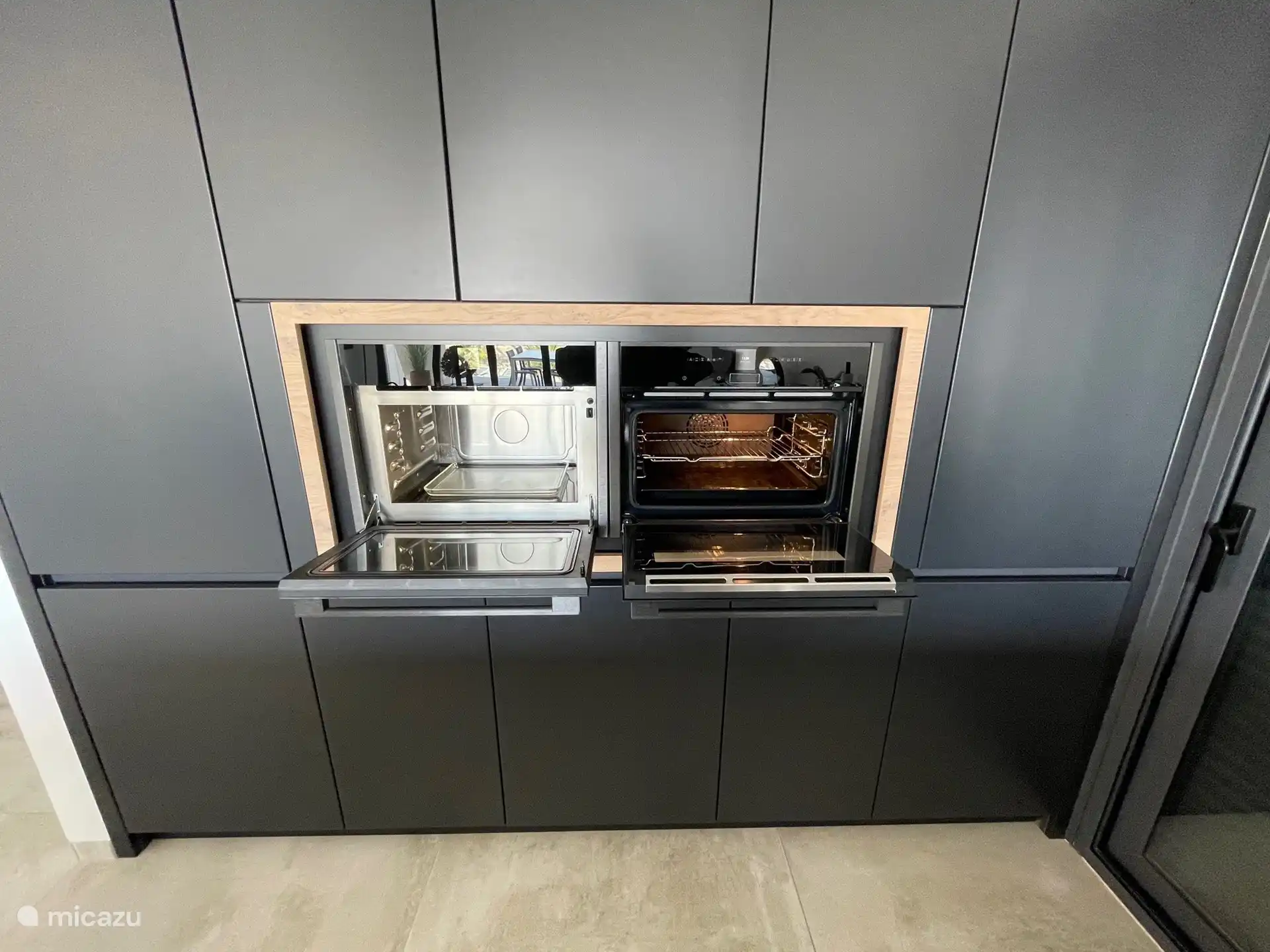 Horno y microondas con iluminación LED.