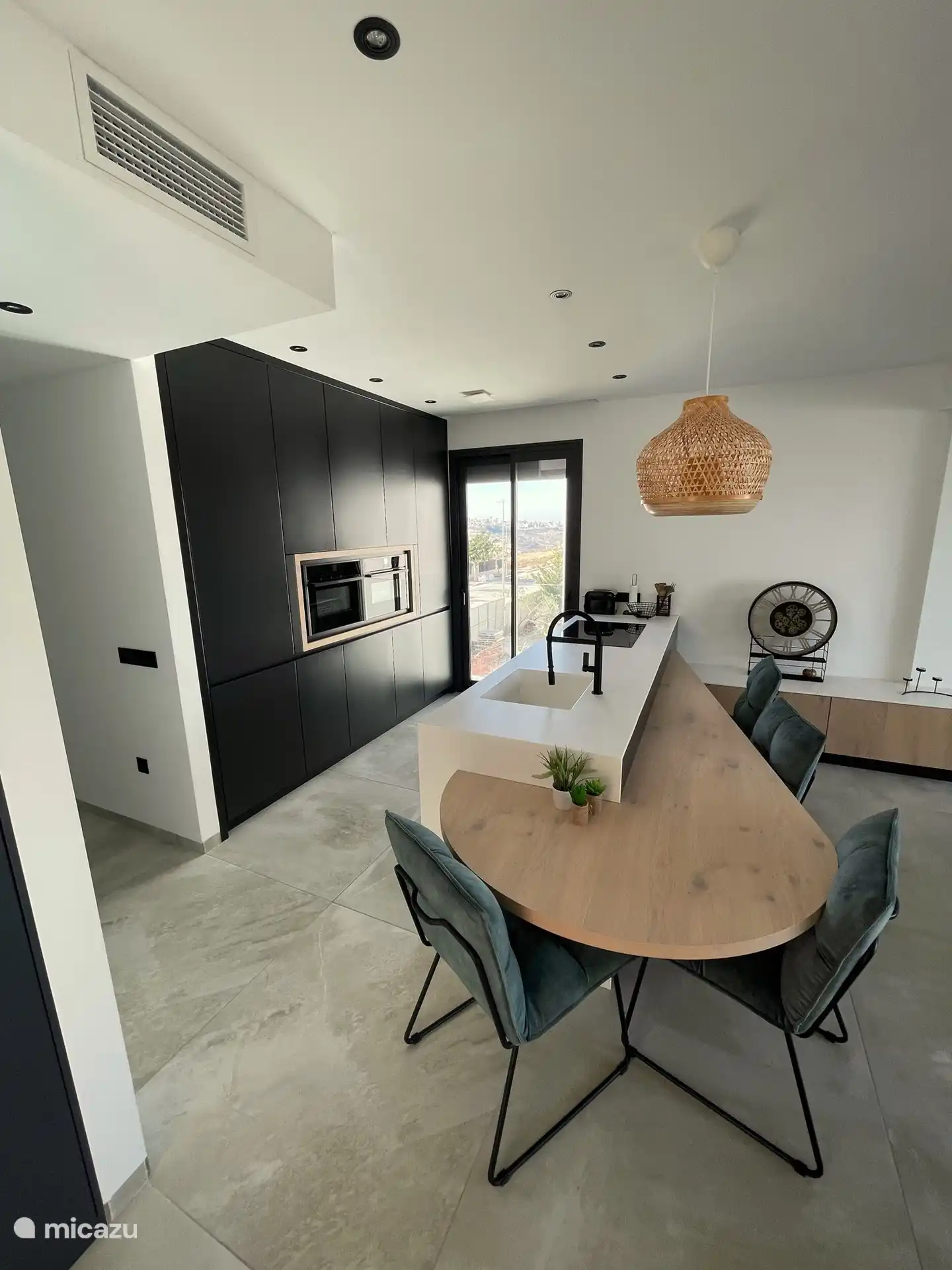 Cocina de lujo con cómoda zona de comedor.