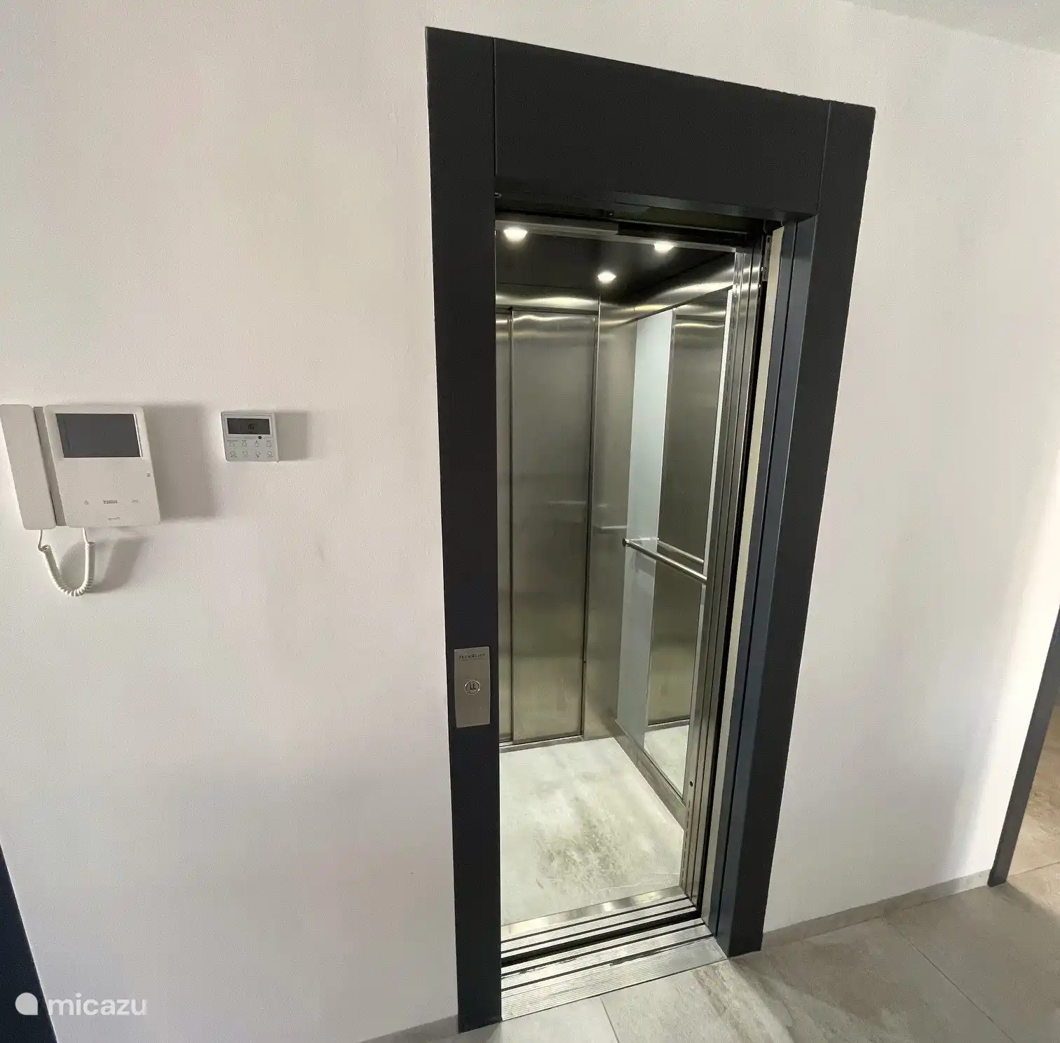 Ascensor privado en el salón.