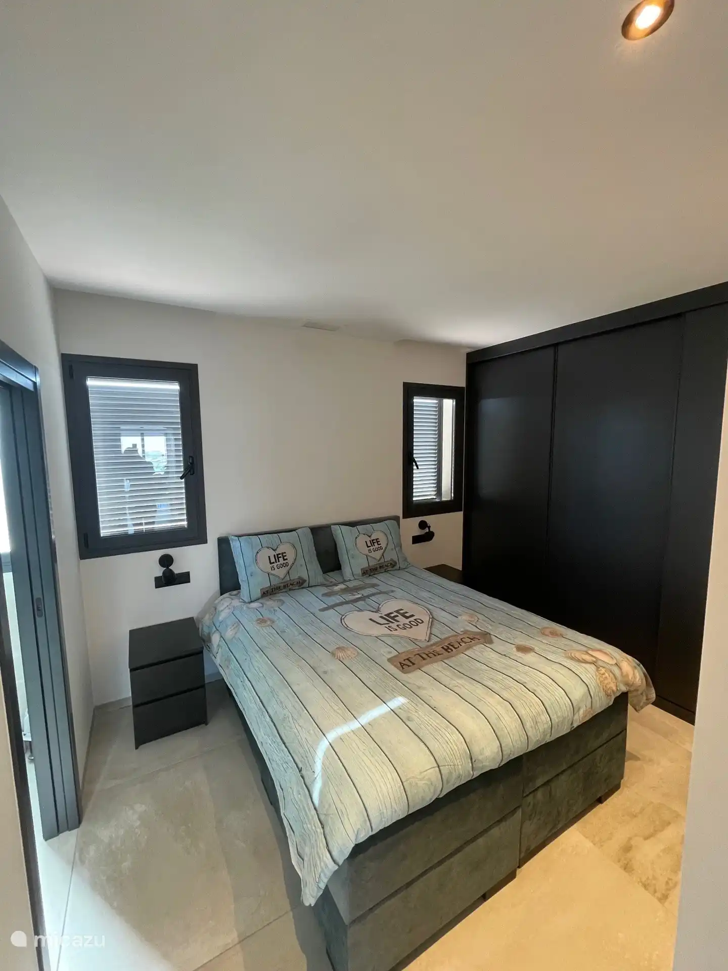 Dormitorio 1 con grandes armarios empotrados.