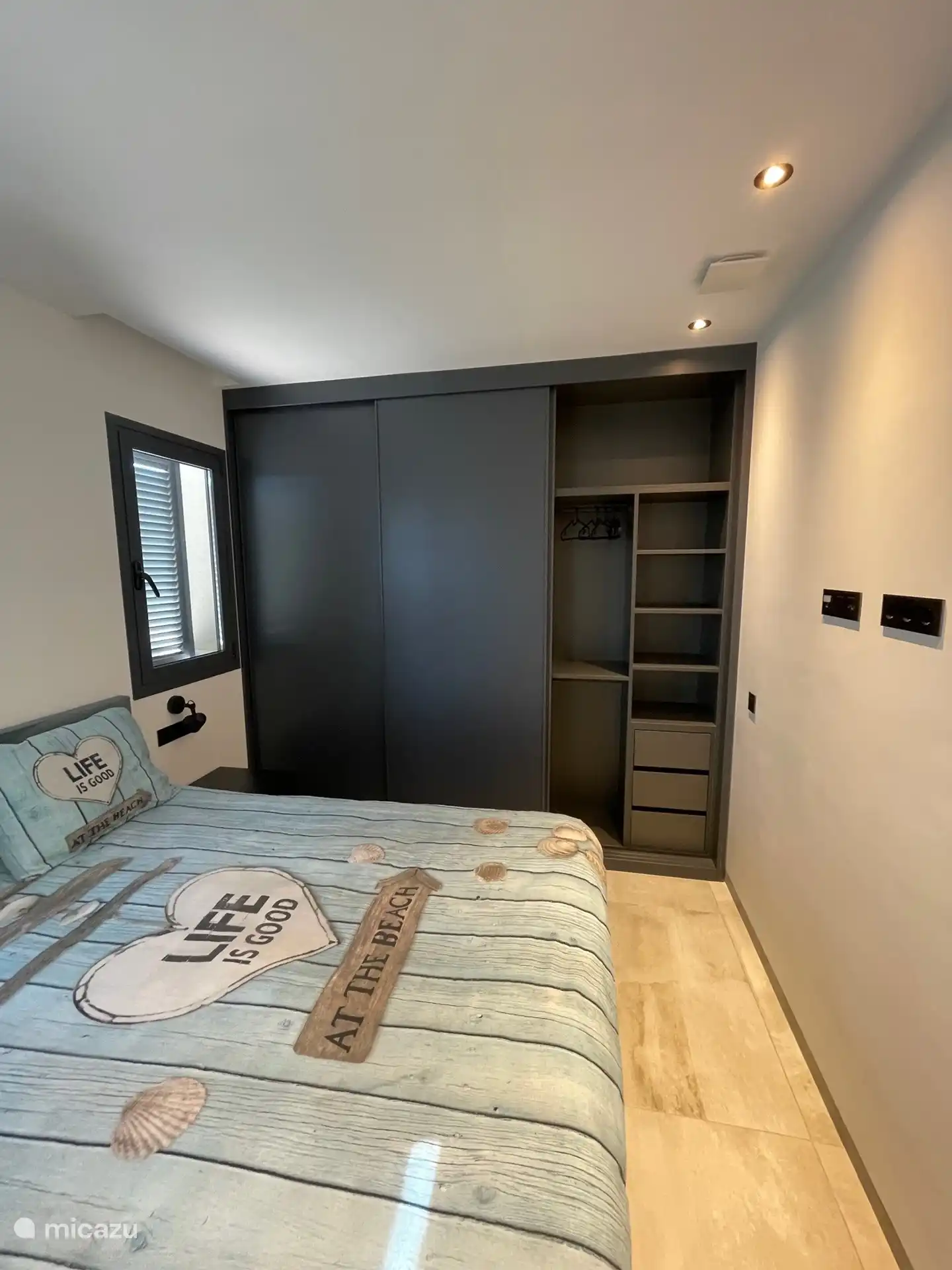 Dormitorio 1 con cómodo somier para 2 personas.