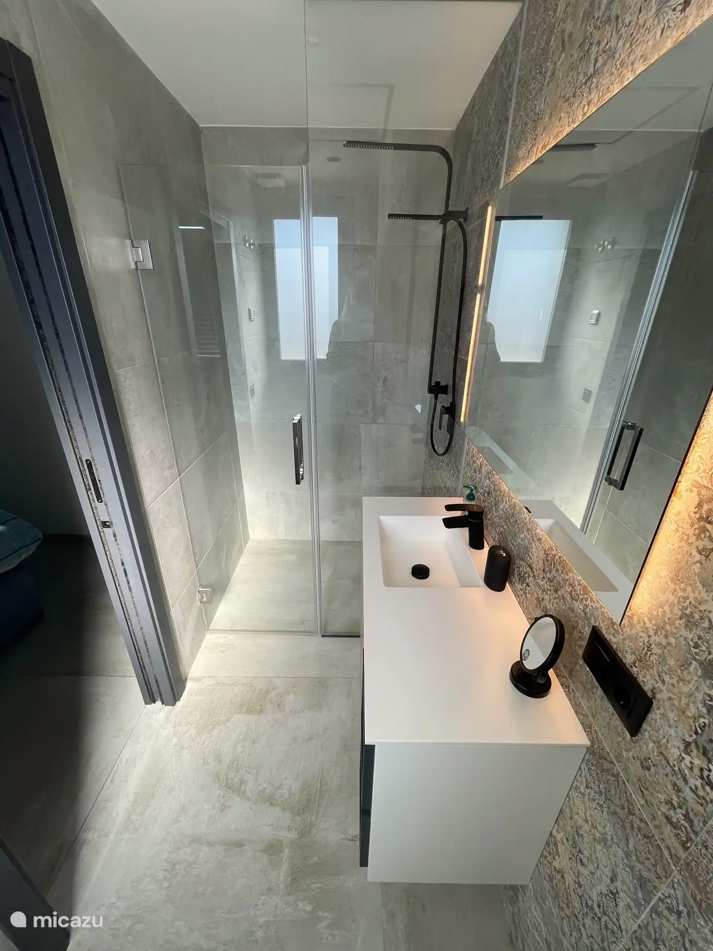 Baño 1 con gran ducha a ras de suelo e iluminación LED.