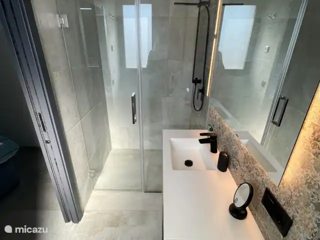 Casa Colina - piscine privée et ascenseur | Espagne, Costa Blanca, Rojales - appartement Salle de bain 1 avec grande douche à l'italienne et éclairage LED