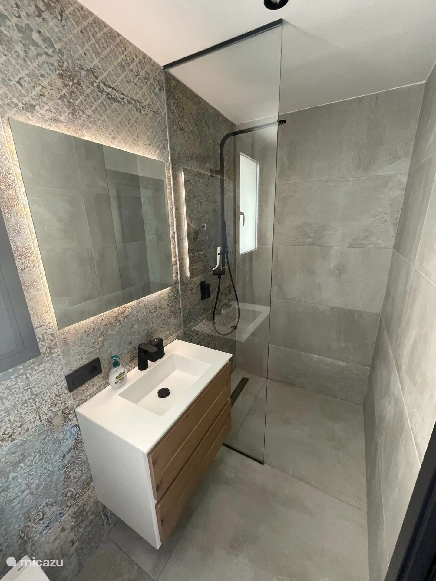 Cuarto de baño 2 con gran cabina de ducha y WC.