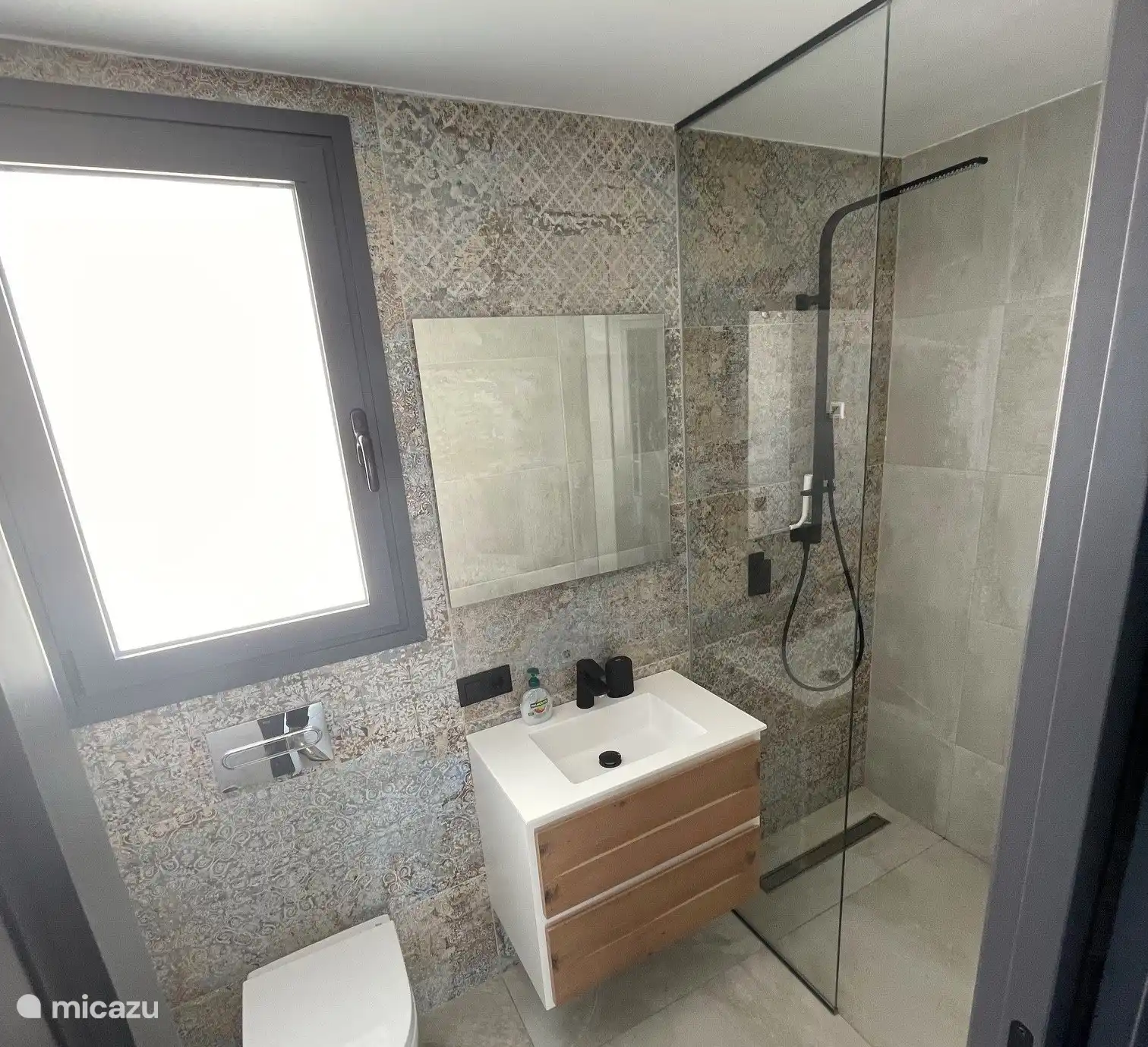 Baño 2 con ducha tipo lluvia e iluminación LED