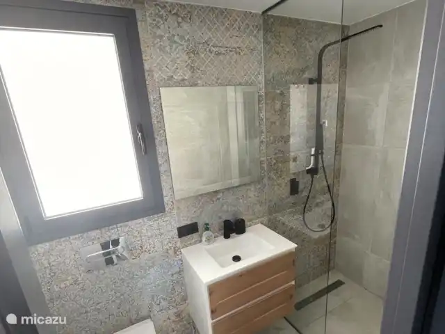 Casa Colina - piscine privée et ascenseur | Espagne, Costa Blanca, Rojales - appartement Salle de bain 2 avec douche à effet pluie et éclairage LED
