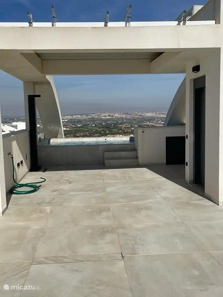 Vista desde la azotea a la piscina privada.