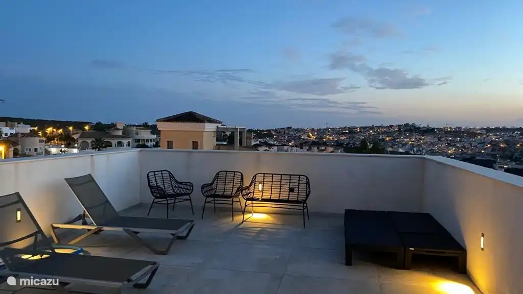 Terraza en la azotea por la noche