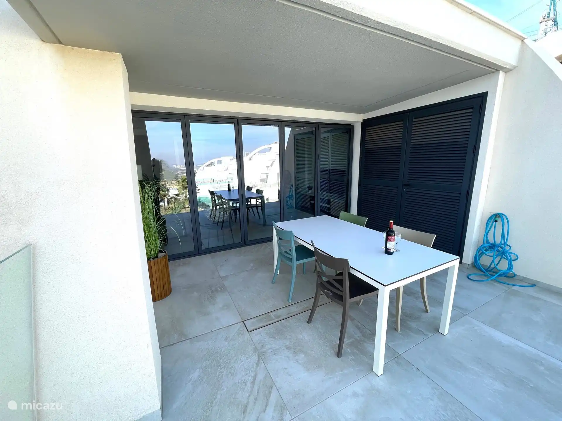 Segunda terraza junto al salón.