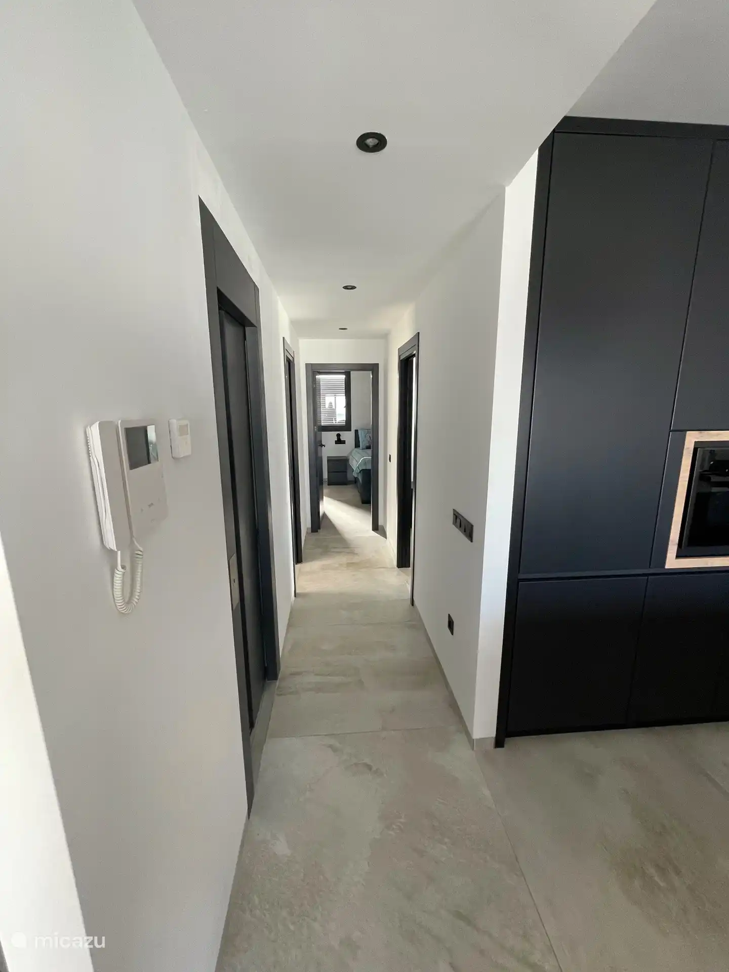 Pasillo con ascensor 