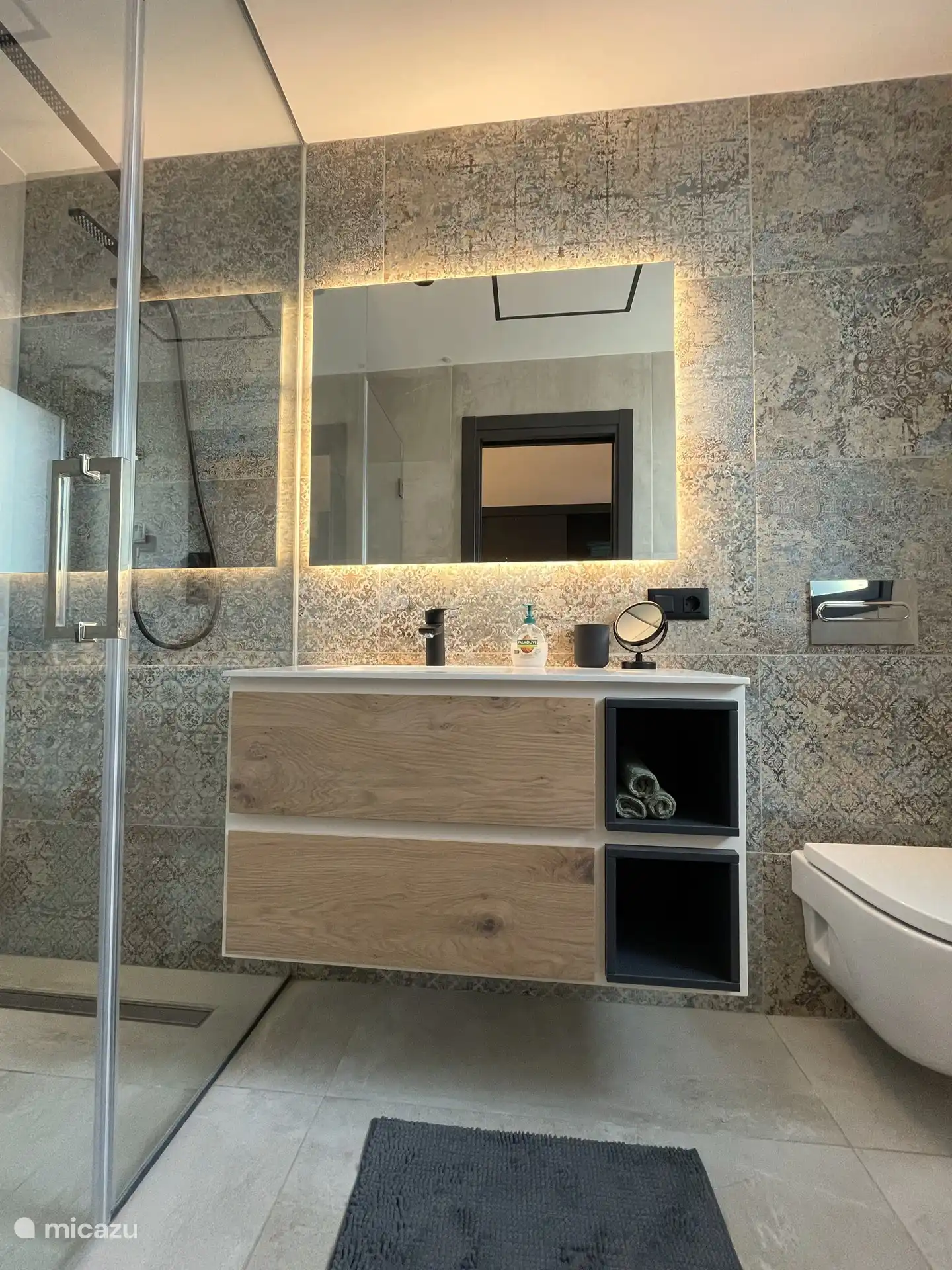 Cuarto de baño secador de pelo lavabo inodoro cabina de ducha tipo lluvia