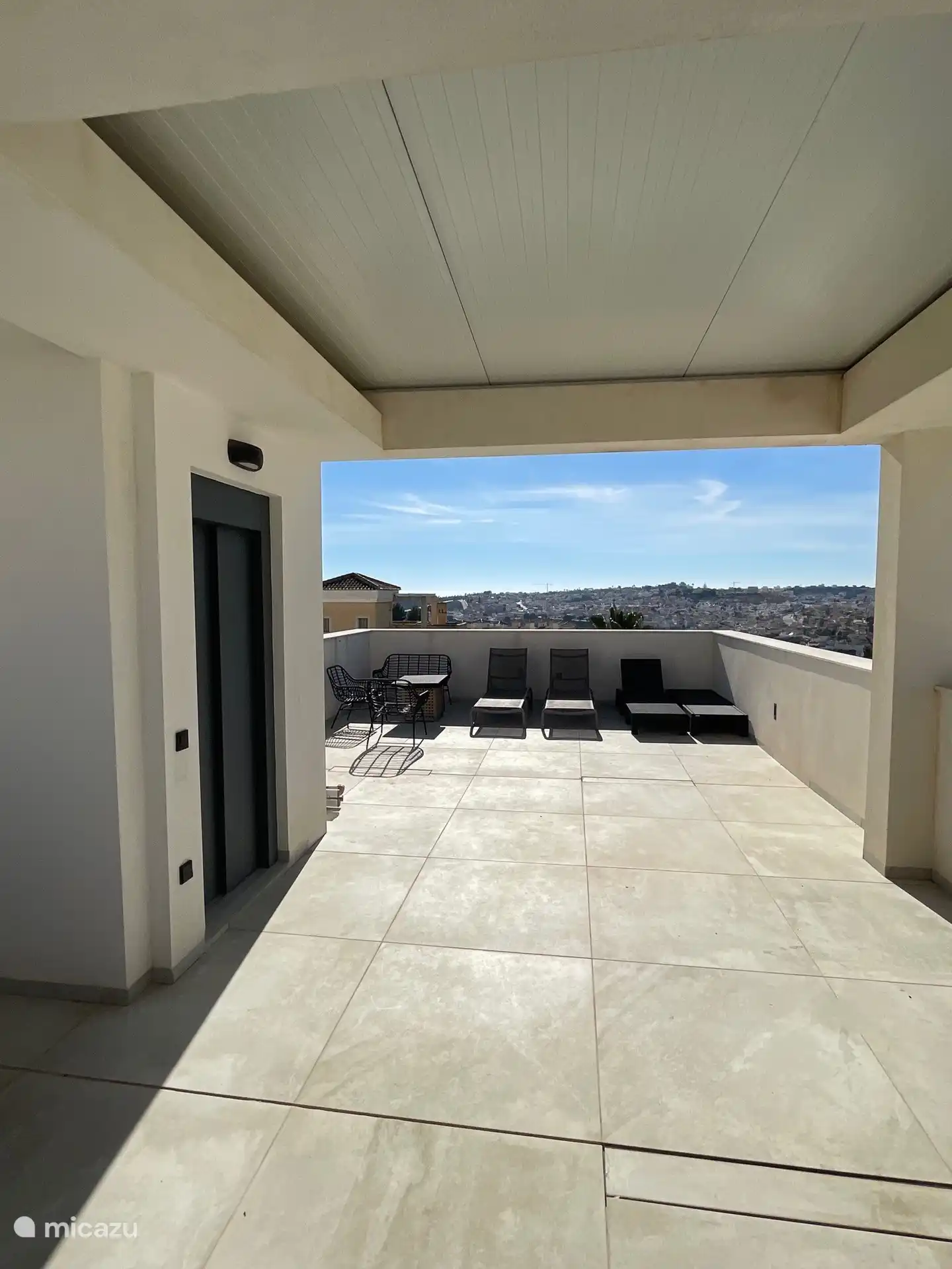 Gran terraza en la azotea con vistas panorámicas