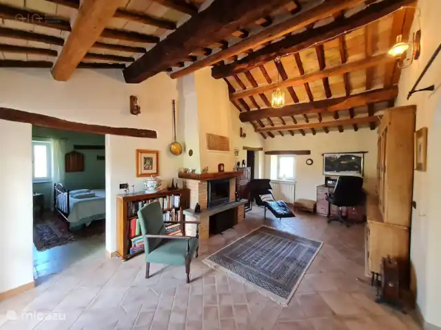 vakantiehuis huren in Italië, Marche, Tolentino – La Serenissima Bibliotheek met haardvuur