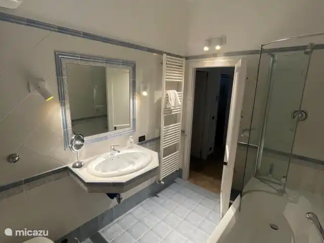 vakantiehuis huren in Italië, Marche, Tolentino – La Serenissima Badkamer Blauw-Wit