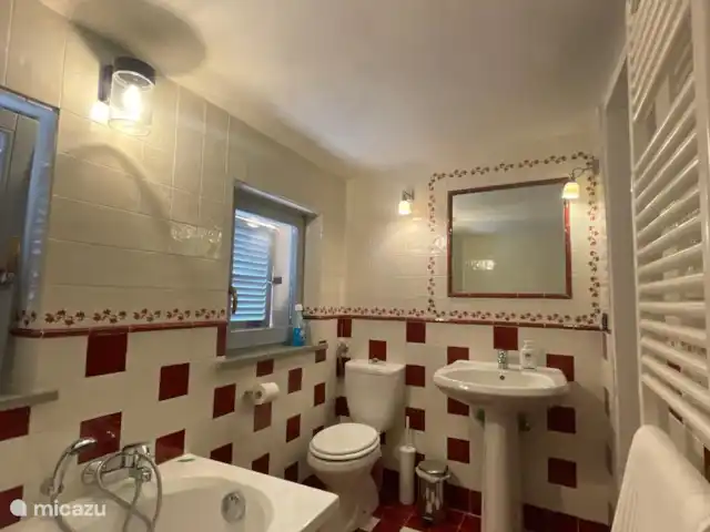 vakantiehuis huren in Italië, Marche, Tolentino – La Serenissima Badkamer Rood-Wit