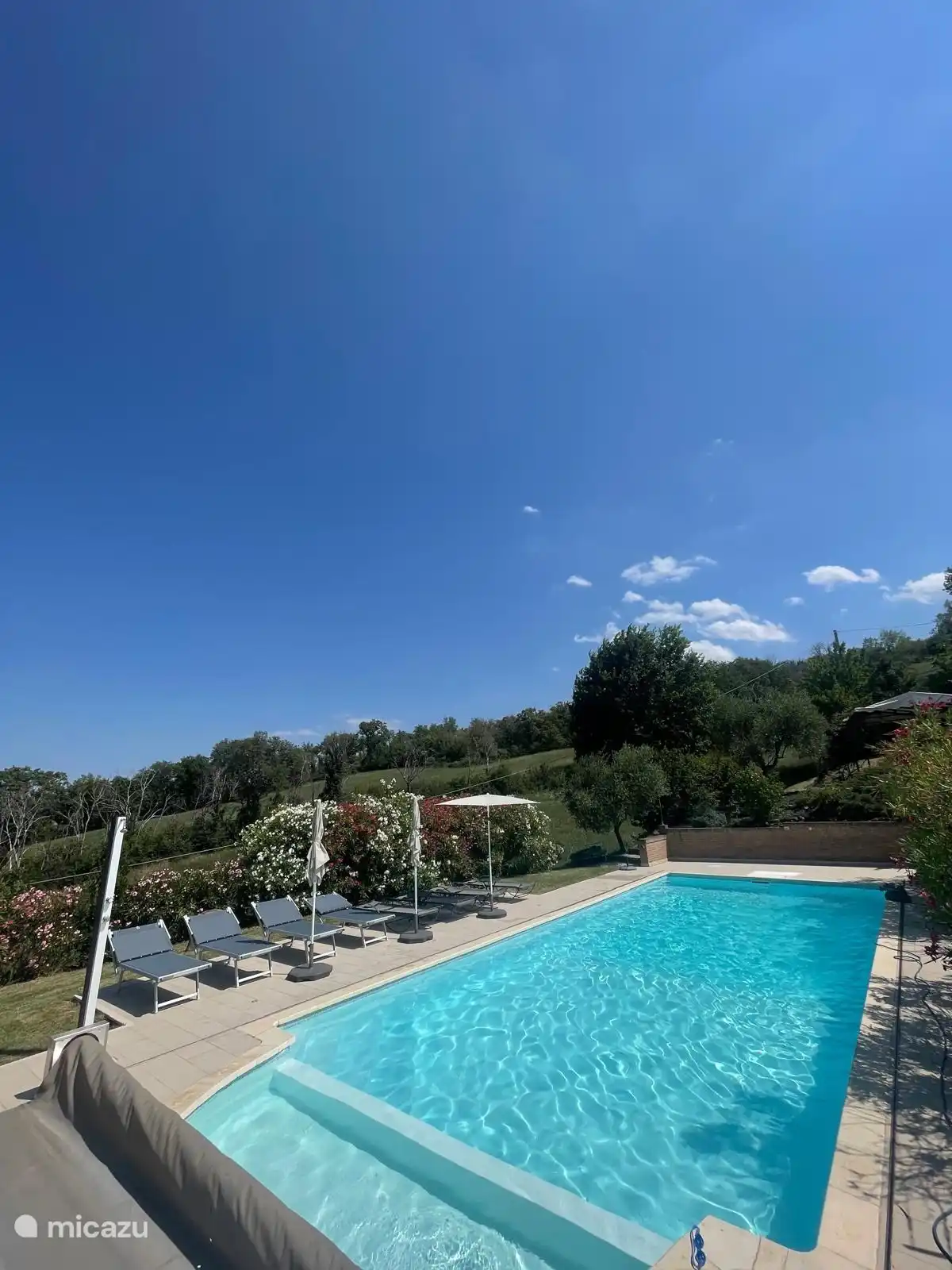 Schwimmbad mit Planschbereich für Kinder