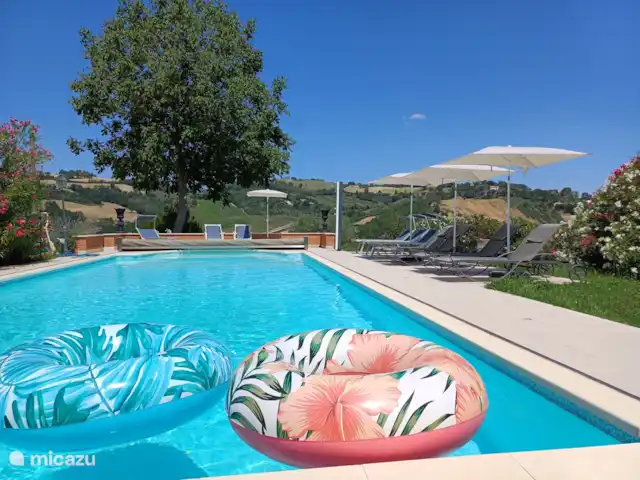 vakantiehuis huren in Italië, Marche, Tolentino – La Serenissima Zwembad met ligbedden en parasols