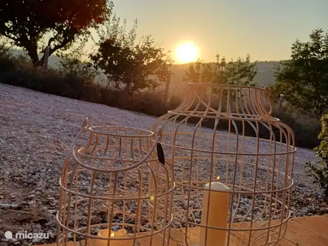 vakantiehuis huren in Italië, Marche, Tolentino – La Serenissima De avondzon vanop de portico