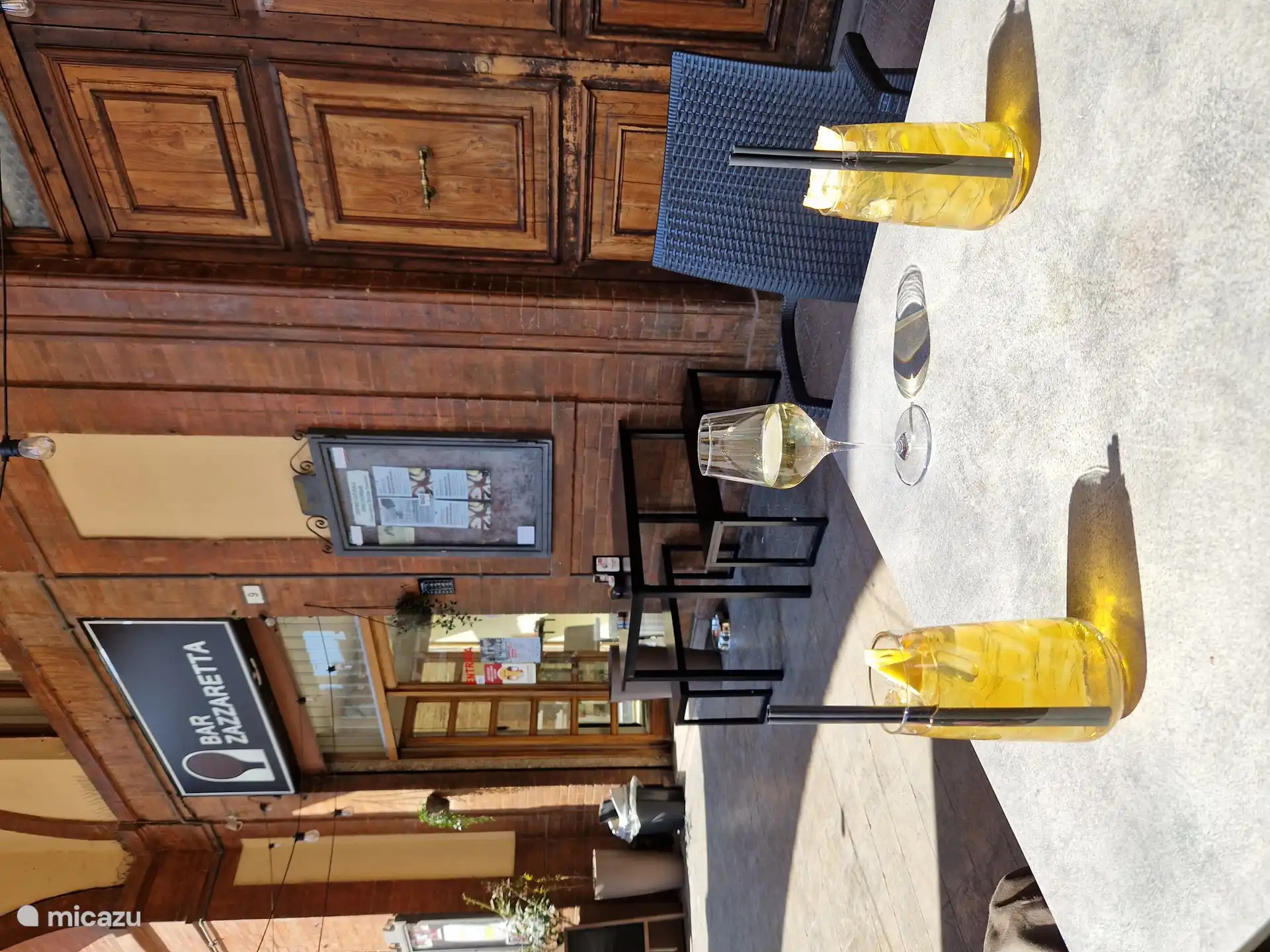 Gönnen Sie sich eine Verschnaufpause auf einer Terrasse in Tolentino.